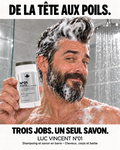 Homme sous la douche tenant le savon N°01 : de la tête aux poils