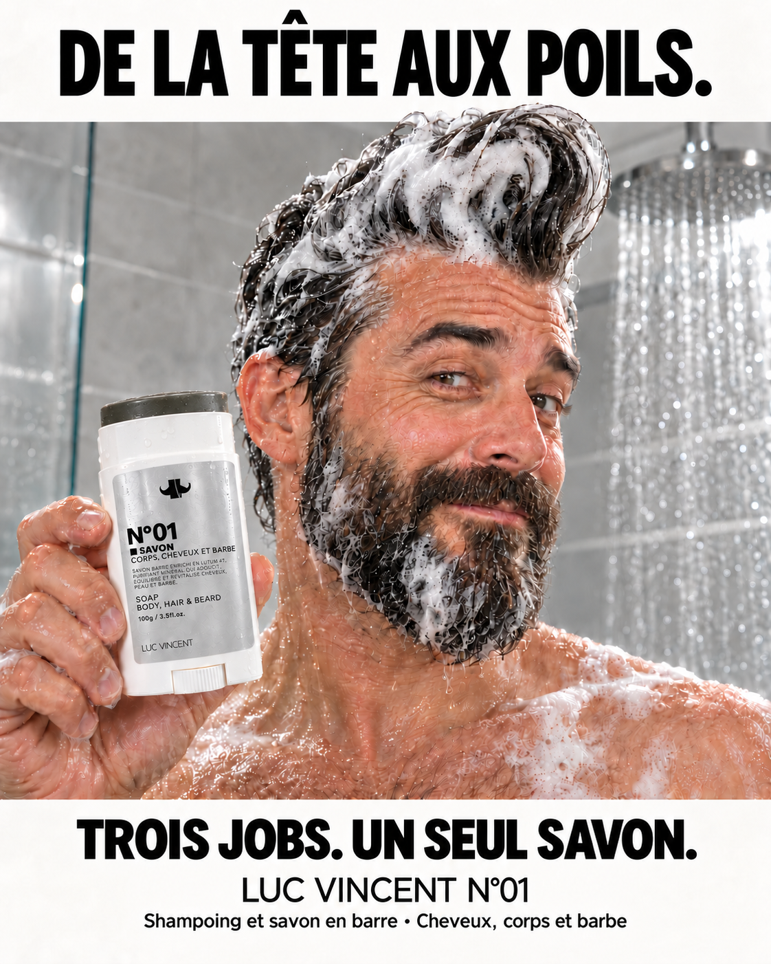 Homme sous la douche tenant le savon N°01 : de la tête aux poils