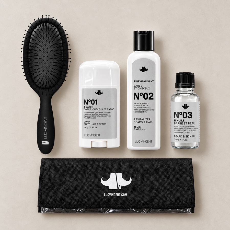 Ensemble Essentiel Masculin vu de dessus : brosse, savon N°01, revitalisant N°02, huile N°03 et sac de transport plié