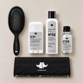 Ensemble Essentiel Masculin vu de dessus : brosse, savon N°01, revitalisant N°02, huile N°03 et sac de transport plié