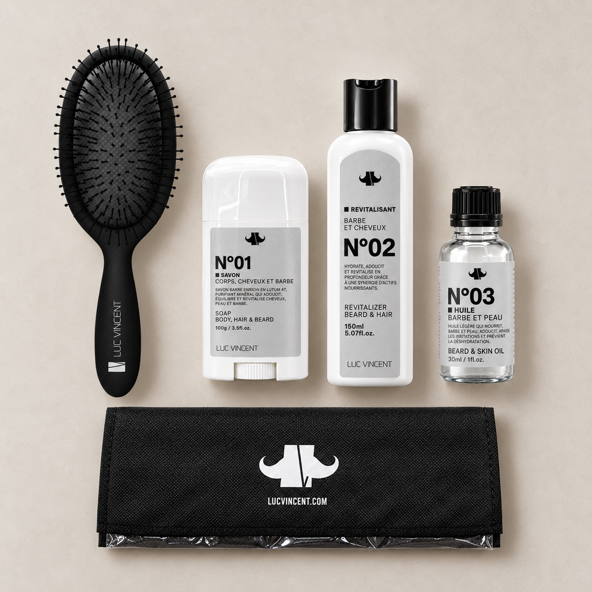 Ensemble Essentiel Masculin vu de dessus : brosse, savon N°01, revitalisant N°02, huile N°03 et sac de transport plié