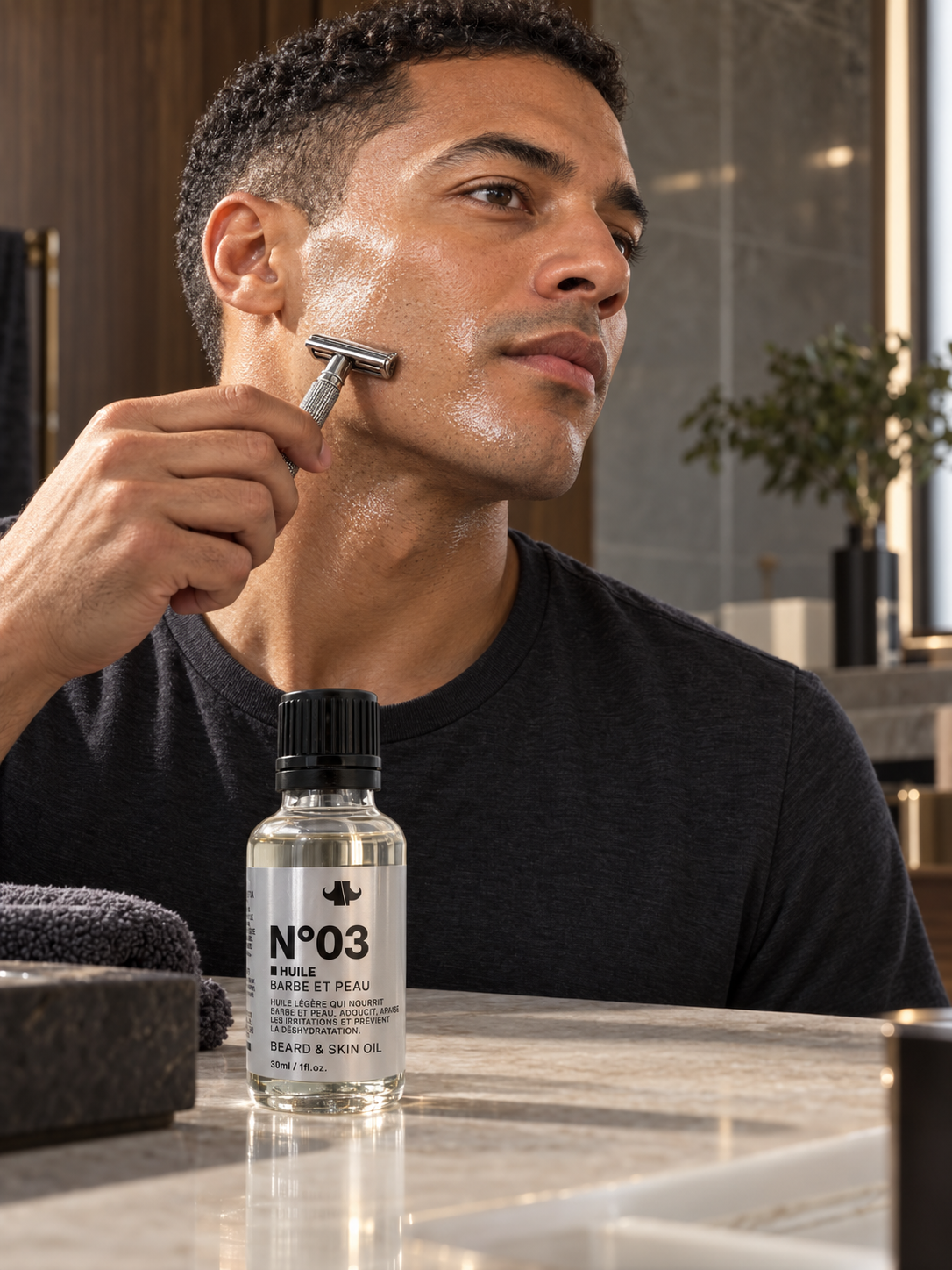 Homme qui se rase avec l’huile N°03 devant lui