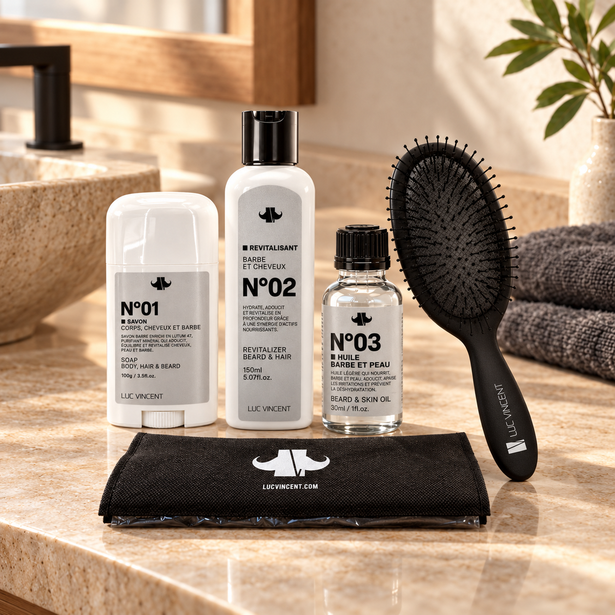 Ensemble Essentiel Masculin sur un comptoir de salle de bain : les 3 produits, la brosse et le sac plié