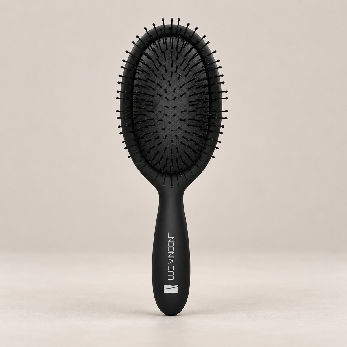 Brosse démêlante noire Luc Vincent offerte avec l’ensemble