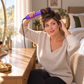 Femme se coiffant avec le séchoir brosse IZUTECH Toro