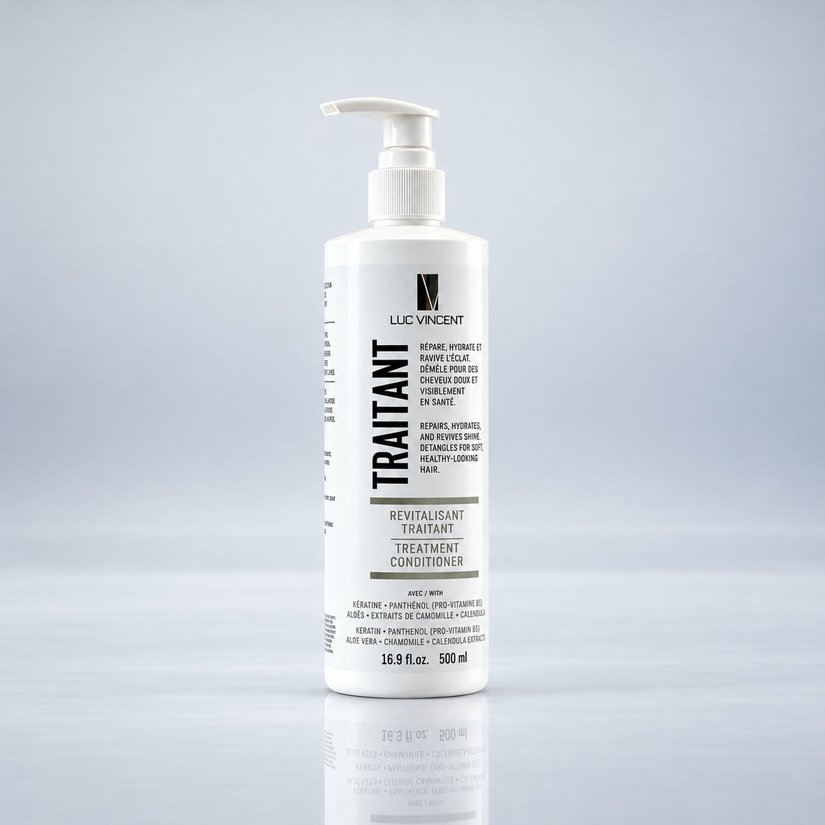 Revitalisant Traitant 500 ml, vue à 25 degrés, fond gris studio