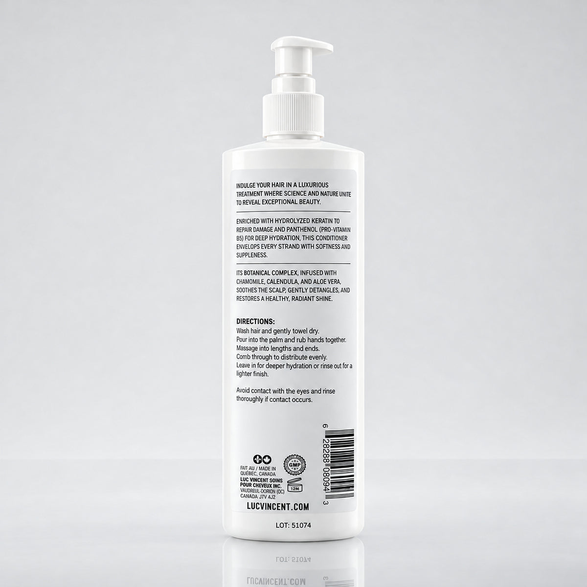 Revitalisant Traitant 500 ml, vue de dos avec les instructions et le code-barres, fond gris studio